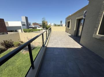 Casa · 210m² · 6 Ambientes · 3 Cocheras · Gran Casa en Barrio Altos de Manantiales
