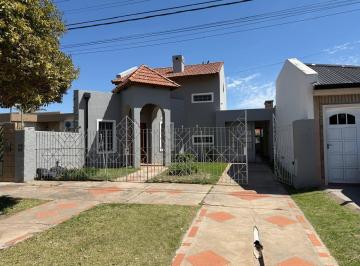 Casa · 106m² · 2 Dormitorios · 2 Cocheras · Casa en Barrio Ilolay