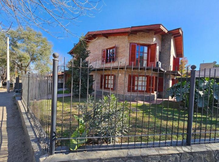 Casa · 230m² · 4 Ambientes · 1 Cochera