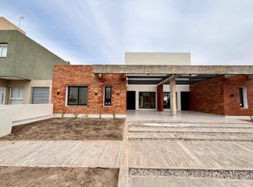Casa · 109m² · 3 Ambientes · 2 Cocheras · Venta de Casa Estilo Dúplex a Estrenar - San Ignacio Village