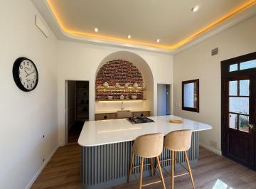Casa · 203m² · 7 Ambientes · 1 Cochera · Casa de Diseño Exclusivo