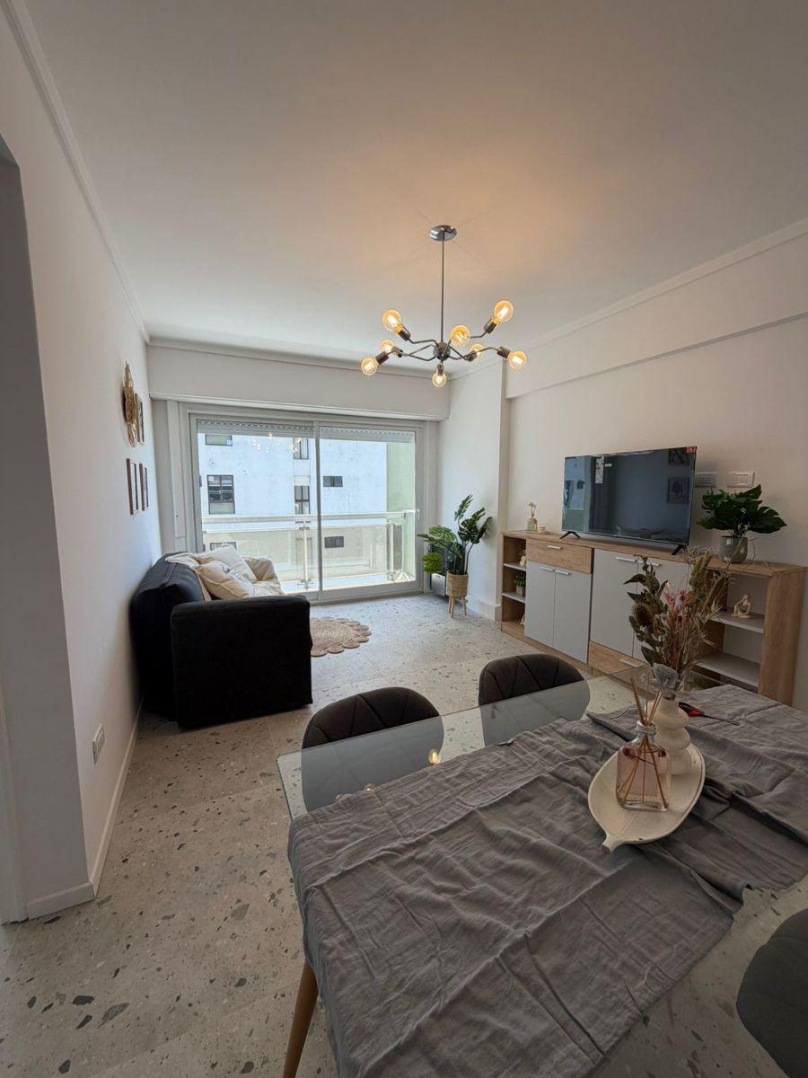 Living comedor con balcón saliente y vista lateral al mar. dormitorio con placar. baño completo con ventilación natural. cocina alaragada con lavarropas.