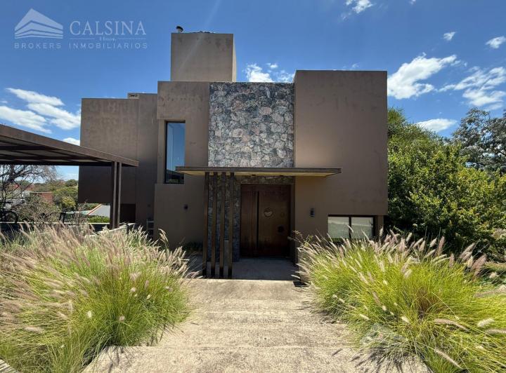 Casa · 350m² · 3 Dormitorios · 2 Cocheras