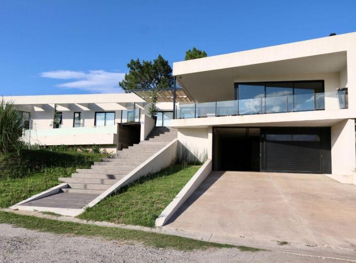 Casa · 400m² · 4 Ambientes · 1 Cochera