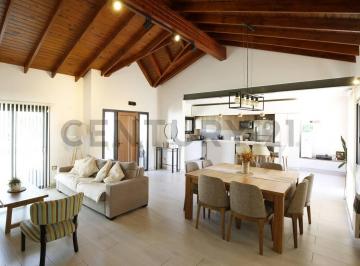 Casa · 140m² · 4 Ambientes · 2 Cocheras · Casas en Venta en Villa Castells, Gonnet