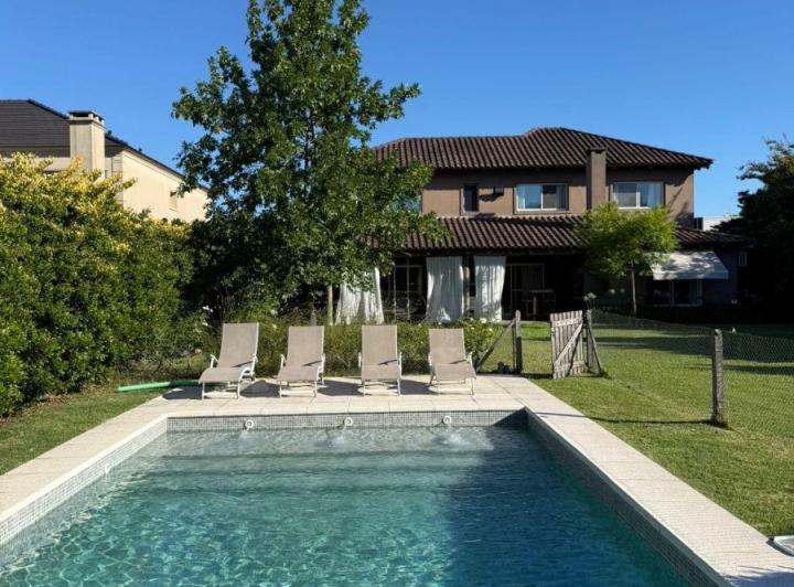 Casa · 270m² · 6 Ambientes · 2 Cocheras
