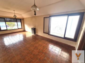 Casa · 120m² · 4 Ambientes · 3 Cocheras · Casa en Venta - 3 Dorm. 2 Baños Cochera Pasante 650 m² - Tandil