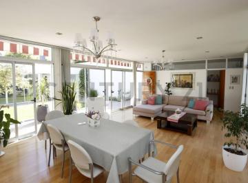 Casa · 213m² · 5 Ambientes · 2 Cocheras · Casa en Venta City Bell 3 Dorm.