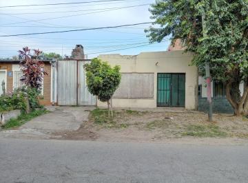 Casa · 70m² · 3 Ambientes · 1 Cochera · Venta Casa 1 Dormitorio con Amplio Jardin. a Refaccionar