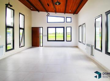 Casa · 180m² · 3 Dormitorios · 2 Cocheras · Venta Casa en Barrio Privado La Verbena