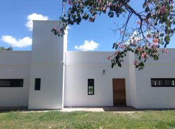 Casa · 105m² · 4 Ambientes · 1 Cochera · Casa en Venta en Calle Las Magnolias