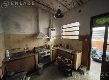 Casa · 176m² · 6 Ambientes · 1 Cochera · Casa Al Frente a Reciclar