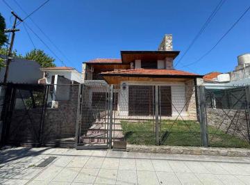 Casa de 5 ambientes, Quilmes · Casa con 241 m² y 4 Habitaciones en Venta en Bernal Oeste