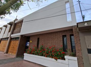 Casa · 217m² · 7 Ambientes · 1 Cochera · Casa en Venta en Barrio Arizu Godoy Cruz. Cuatro Dorm.. Lindo Patio.