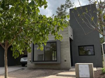 Casa · 165m² · 12 Ambientes · 2 Cocheras · Moderna Casa a Estrenar