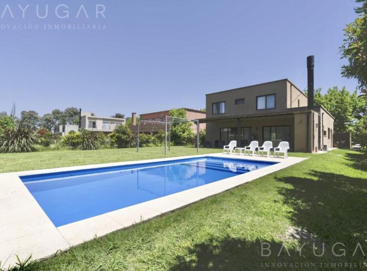 Casa · 239m² · 7 Ambientes · 2 Cocheras