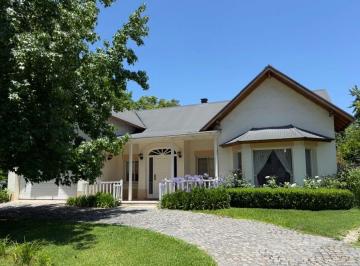 Casa de 8 ambientes, Malvinas Argentinas · Casa en Venta en San Jorg Village. Suite en Plata Baja!