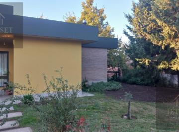 Casa · 226m² · 6 Ambientes · 2 Cocheras · Casa de Categoría en Valle del Golf