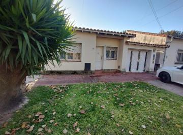Casa · 70m² · 4 Ambientes · 1 Cochera · Venta Casa 4 Ambientes con Patio y Cochera en Banfield
