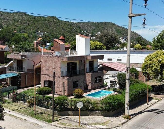 Casa · 174m² · 6 Ambientes · 1 Cochera