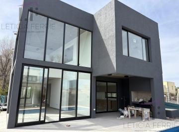 Casa · 240m² · 6 Ambientes · Venta Casa Grande en San Ramon Pilar del Este