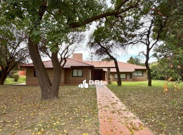 Casa · 322m² · 7 Ambientes · 2 Cocheras · Casa en Venta en Las Delicias