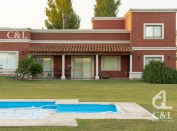 Casa · 363m² · 4 Dormitorios · 1 Cochera · Casa en Estancia Benquerencia