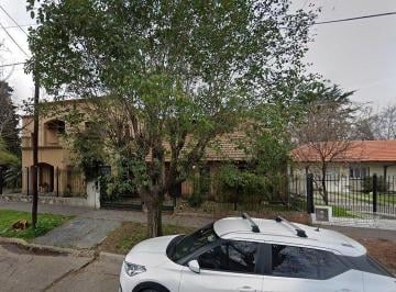 Casa · 135m² · 4 Ambientes · 1 Cochera · Chalet en Venta a 2 Cuadras de Av Yrigoyen y a 5 Cuadras de La Estación!