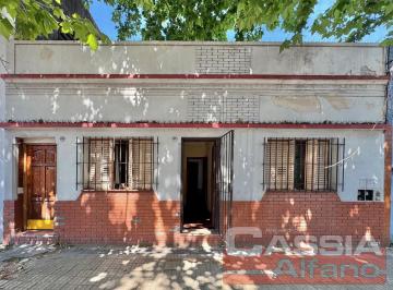 Casa · 218m² · 7 Ambientes · Casa Multifamiliar Sobre Amplio Lote Todos Los Servicios en Una Planta