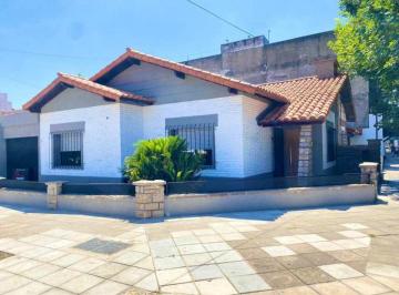 Casa de 3 ambientes, Morón · Chalet en Venta en Castelar Norte