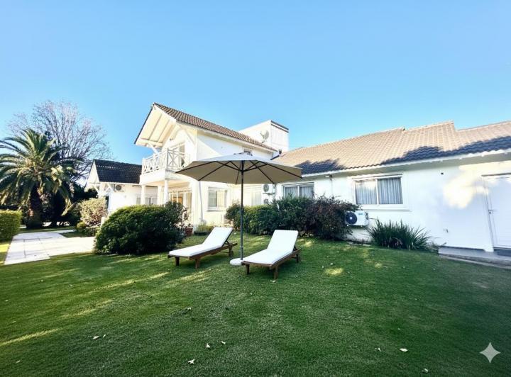 Casa · 320m² · 7 Ambientes · 2 Cocheras