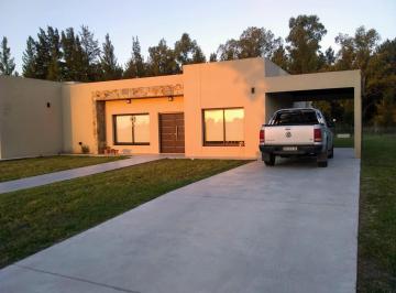 Casa · 174m² · 5 Ambientes · 2 Cocheras · Casa en Venta - 3 Dorm. 2 Baños - 1.320 m² - Area 60