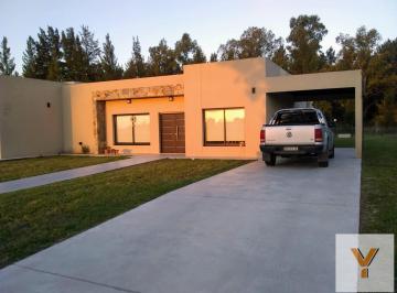 Casa · 174m² · 5 Ambientes · 2 Cocheras · Casa en Venta - 3 Dorm. 2 Baños - 1.320 m² - Area 60