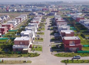 Casa · 88m² · 3 Ambientes · 2 Cocheras · Casas de Santa Ana | Venta | Plan Adjudicado con Entrega Primer Semestre 2027