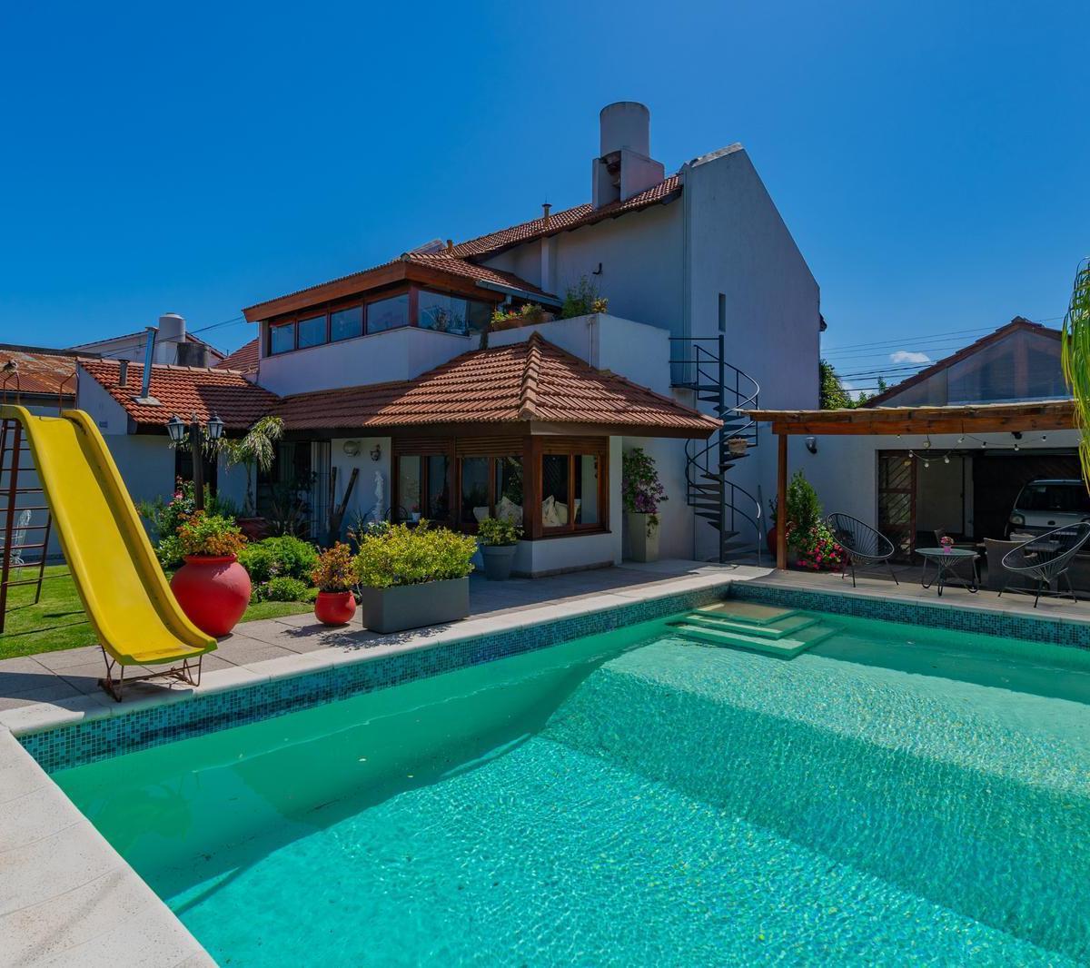 Chalet en Pinos de Anchorena, 566m² totales, 6 amb, 5 dorm, 3 baños, 3 coch.