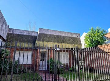 Casa · 138m² · 3 Ambientes · 1 Cochera · Casa a Refaccionar Sobre Av Larrazabal con Fondo