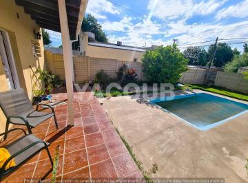 Casa · 90m² · 3 Ambientes · 1 Cochera · Casa de 5 Años en Venta - 2 Dorm., 2 Baños - Jardin con Pileta, Cochera y Quincho - 262 m²
