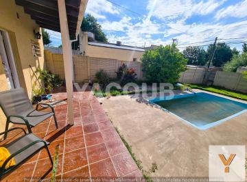 Casa · 90m² · 3 Ambientes · 1 Cochera · Casa de 5 Años en Venta - 2 Dorm., 2 Baños - Jardin con Pileta, Cochera y Quincho - 262 m²