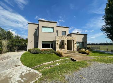 Casa · 350m² · 7 Ambientes · 3 Cocheras · Casa en Venta en El Barrio Privado Malibu, Guernica.