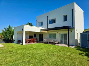 Casa · 201m² · 6 Ambientes · 3 Cocheras · Casa en Venta en Santa Guadalupe, Pilar del Este, Pilar