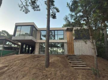 Casa · 287m² · 5 Ambientes · 2 Cocheras · Casa en Venta a Estrenar Financiacion Permuta Moderna, Zona Alamos Pinamar, Pinamar Norte