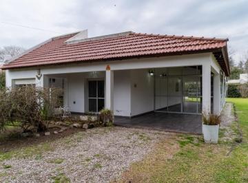 Casa · 180m² · 5 Ambientes · 2 Cocheras · Casa en Funes, 3 Dorm.
