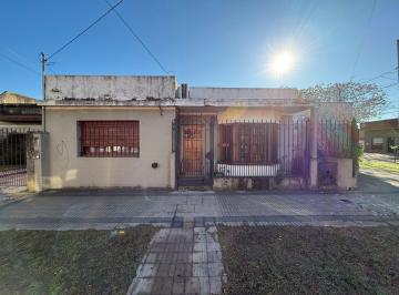 Casa · 104m² · 3 Ambientes · 1 Cochera · Casa en Esquina en Una Planta con Patio y Cochera Para 2 Autos – Apta Crédito – Lomas de Zamora
