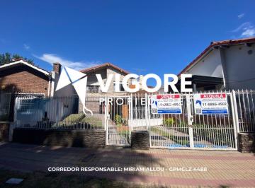 Casa de 4 ambientes, Almirante Brown · Chalet 3 Ambientes 250 m² Totales en Venta con Cochera en Burzaco