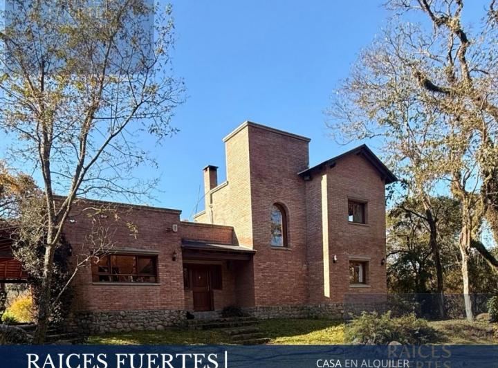 Casa · 4700m² · 3 Dormitorios · 2 Cocheras