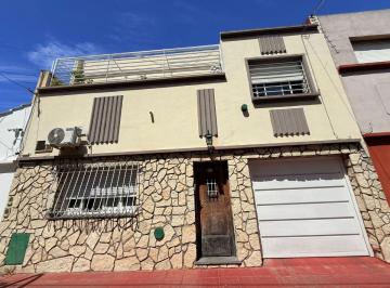 Casa Venta de 6 ambientes · En Venta Casa 6 Amb con Pileta, Quincho y Fdo Libre en Lanus