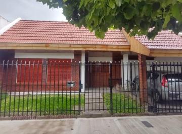 Casa · 110m² · 3 Ambientes · 3 Cocheras · Casa en Venta 3 Ambientes Garaje Fondo Quincho Morón