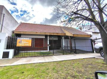 Casa · 110m² · 3 Ambientes · 3 Cocheras · Casa en Venta 3 Ambientes Garaje Fondo Quincho Morón