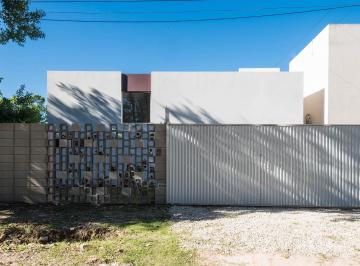 Casa · 93m² · 4 Ambientes · 2 Cocheras · Casa en Villa Elisa
