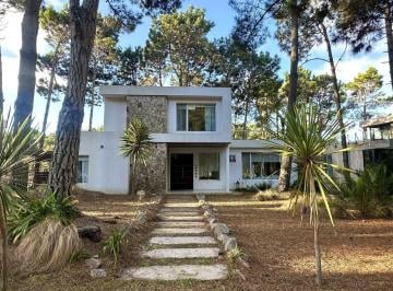 Casa · 180m² · 5 Ambientes · 1 Cochera · Casa en Villarobles